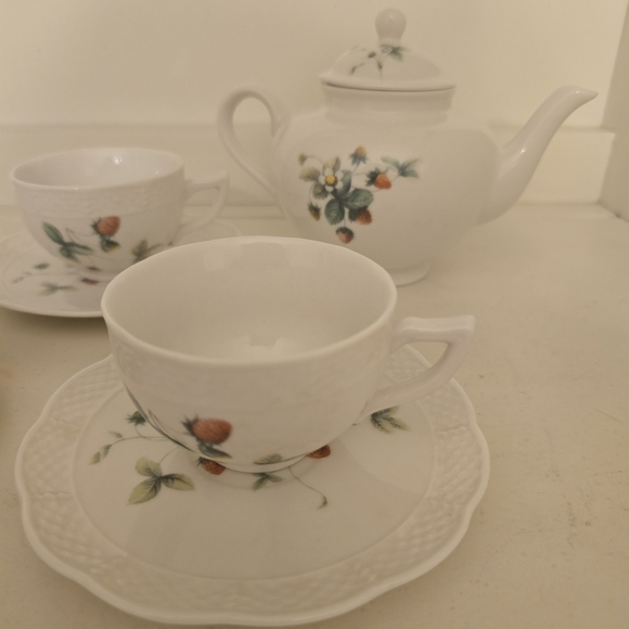 ⭐️40% Off⭐️ Vintage Style Floral Garden Teapot and 3 Teacups Set - Picture 4 of 11